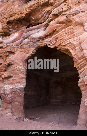 L'un des nombreux bâtiments sculptés sur la roche à Petra, Jordanie, Asie. Banque D'Images