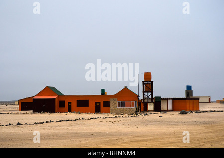 Maison d'Orange dans la station balnéaire de Wlotzkasbaken, nord de Swakopmund, sur la Skeleton Coast Park. La Namibie, le désert Banque D'Images