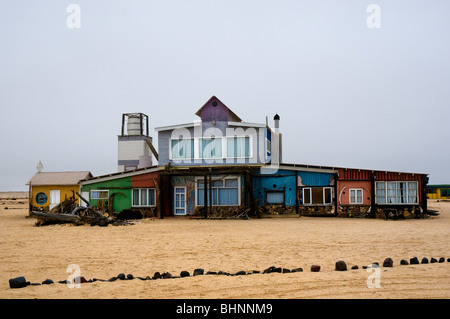 Maison colorée dans la station balnéaire de Wlotzkasbaken, nord de Swakopmund, sur la Skeleton Coast Park. La Namibie, le désert Banque D'Images