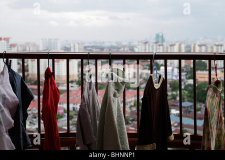 Le séchage des vêtements sur un haut lieu appartement à Ampang, Selangor, Malaisie. Ampang est une banlieue de Kuala Lumpur. Banque D'Images