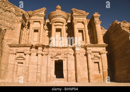 Vue de la façade du monastère, Petra, Jordanie, Asie. Banque D'Images