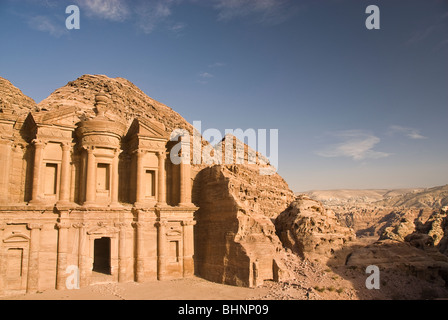 Vue de la façade du monastère, Petra, Jordanie, Asie. Banque D'Images