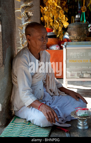 Personnes âgées religieuse bouddhiste à Angkor Wat, Siem Reap, Cambodge Banque D'Images