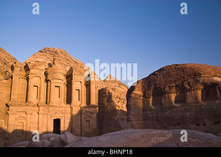 Vue de la façade du monastère, Petra, Jordanie, Asie. Banque D'Images