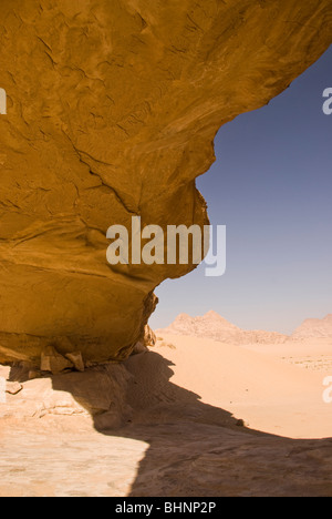 Arch Rock, paysage désertique, Wadi Rum, Jordanie, Asie. Banque D'Images
