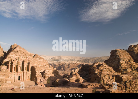 Vue de la façade du monastère, Petra, Jordanie, Asie. Banque D'Images