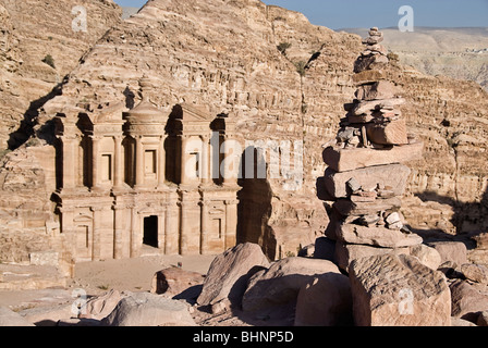 Vue de la façade du monastère, Petra, Jordanie, Asie. Banque D'Images