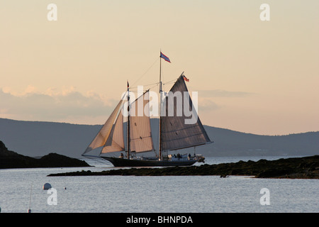 Windjammer STEPHEN TABER navigue dans la Chaire Harbor, Maine Banque D'Images