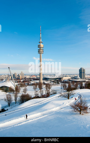 Stade olympique de Munich vu en hiver la neige. L'Allemagne. Banque D'Images