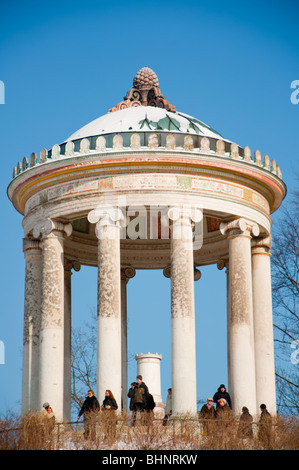 Les visiteurs apprécient la vue depuis un Monopteros couvertes de neige dans le jardin anglais, Munich, Allemagne. Banque D'Images