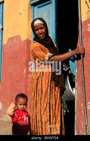 Une femme avec enfant nubien en dehors de leur maison sur l'île Eléphantine à Assouan, Egypte Banque D'Images