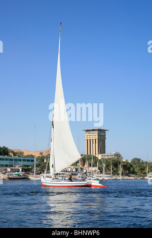 Felouque voile vers l'île Eléphantine à Assouan, Egypte Banque D'Images