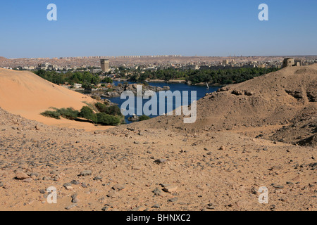 Vue panoramique de Kitchener's Island et l'île Eléphantine à partir de la rive ouest du Nil à Assouan, Egypte Banque D'Images