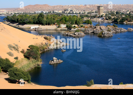 Vue panoramique de Kitchener's Island et l'île Eléphantine à partir de la rive ouest du Nil à Assouan, Egypte Banque D'Images