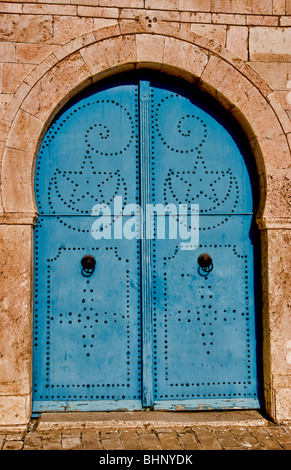 Belle porte bleue dans la mosquée de Tunis Tunisie en Afrique du Nord Banque D'Images