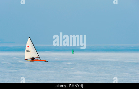 Voile sur glace sur le lac gelé (gouwzee entre Edam et de Marken Pays-bas) Banque D'Images