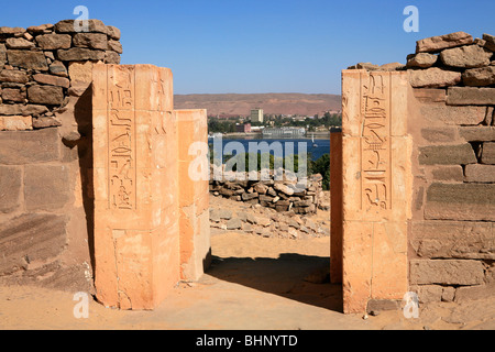 Entrée principale de l'un des tombeaux des nobles sur la rive ouest du Nil à Assouan, Egypte Banque D'Images