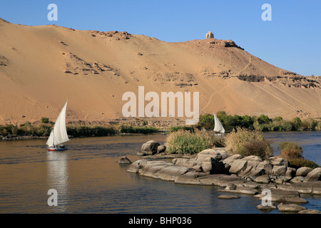 Deux felouques naviguant entre les tombes des nobles et de l'Île Kitchner à Assouan, Egypte Banque D'Images