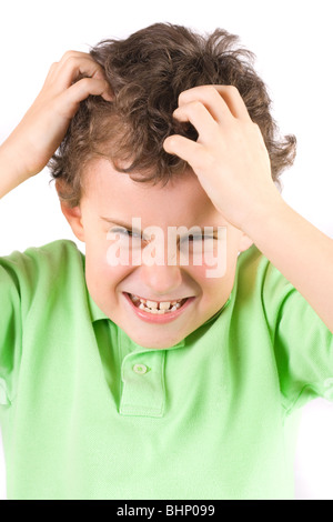Portrait d'un enfant en colère isolé sur fond blanc Banque D'Images
