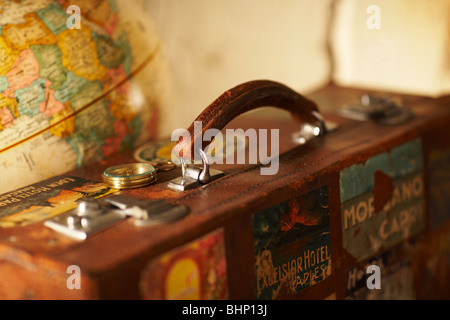 Ancienne valise antique marqué à côté de world globe Banque D'Images