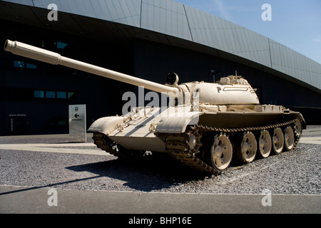 T55 tank soviétique en face de l'Imperial War Museum North à Trafford Park, Manchester Banque D'Images