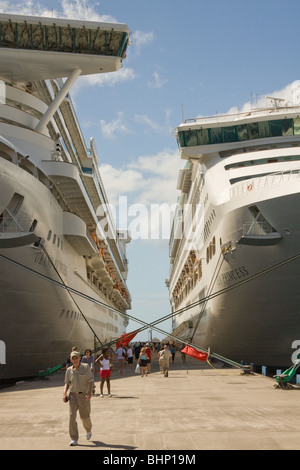 Deux navires de croisière amarré au quai même avec les passagers à la Grenade, Caraïbes Banque D'Images