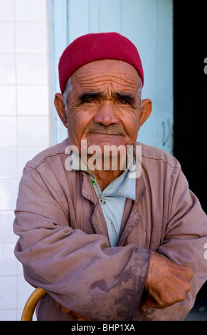 En Tunisie fondèrent Testour musulman de l'Afrique portrait d'homme en costume national midget Banque D'Images