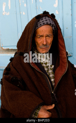 En Tunisie fondèrent Testour portrait de l'Afrique de l'ancien musulman, homme en costume national Banque D'Images