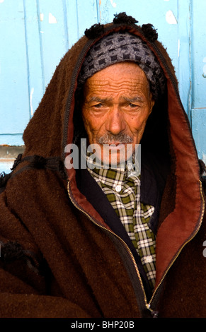 En Tunisie fondèrent Testour portrait de l'Afrique de l'ancien musulman, homme en costume national Banque D'Images