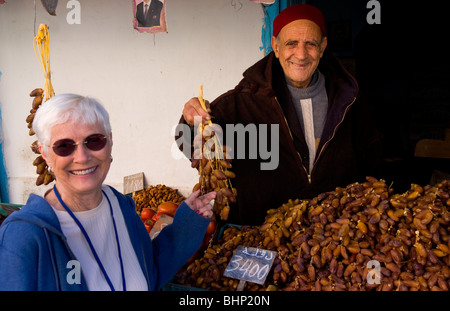 En Tunisie fondèrent Testour portrait de l'Afrique de l'homme musulman de dates de vente d' Banque D'Images