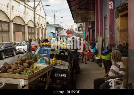 Commerçant de fruits bananes vente rastafari et des fruits dans cette rue Port of Spain, Trinidad Tobago, Caraïbes Banque D'Images