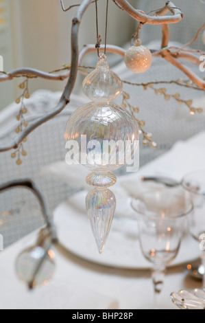 Verre ornée de décorations de table de Noël Banque D'Images