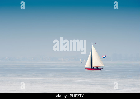 Voile sur glace sur le lac gelé (gouwzee entre Edam et de Marken Pays-bas) Banque D'Images