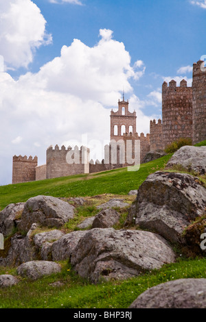 Château sur la colline parlementaire et les roches avec de la ville médiévale d'Avila en Castille et León, Espagne Banque D'Images
