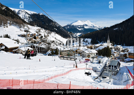 Vue sur la station balnéaire d''Arabba, depuis les pistes de ski de Sella Ronda, Alta Badia, Dolomites, Italie Banque D'Images