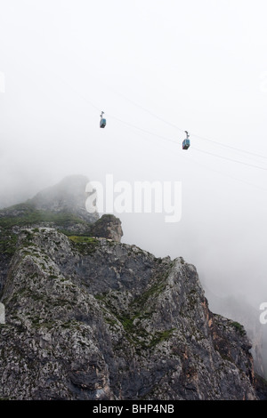 Les téléphériques de disparaître dans la brume à 'Fuente de los Picos de Europa [des] Espagne Asturies Banque D'Images