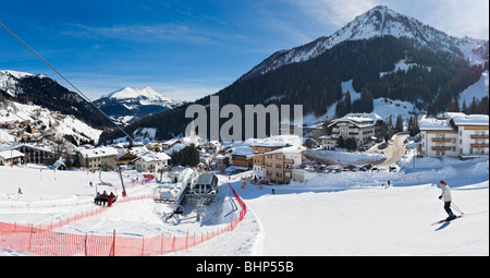 Vue panoramique sur la station de Arabba, depuis les pistes de ski de Sella Ronda, Alta Badia, Dolomites, Italie Banque D'Images