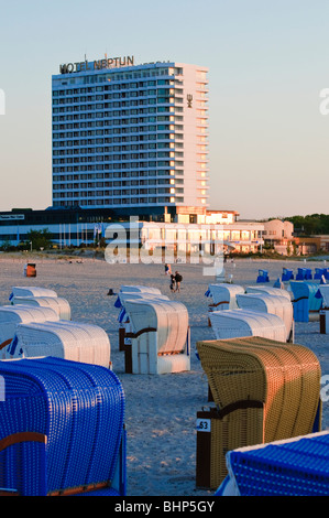 Plage, chaises de plage, l'hôtel Neptun, station balnéaire Warnemünde près de Rostock Mecklenburg-Vorpommern, Allemagne Banque D'Images