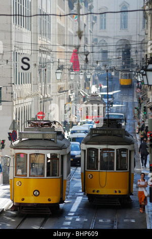 Lisbonne. Le Portugal. Les Trams sur les rues de Baixa. Banque D'Images