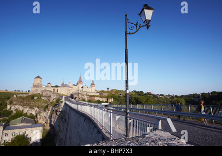L'Ukraine, l'Europe de l'Est, l'ouest de l'Ukraine, Podillya, Kamyanets-Podilsky, Vue du pont sur de vieux château Banque D'Images