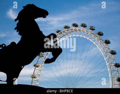 Londres - silhouette de Boutica sculpture et London eye Banque D'Images