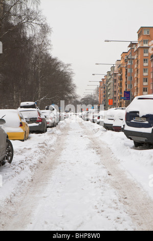 Avec les voitures de la route couverte de neige épaisse. Banque D'Images