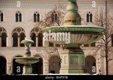 Université Ludwig Maximilian fontaines à Munich, Allemagne. Banque D'Images