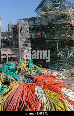 Les casiers à homard et mentir sur les lignes colorées pot sur un quai à Port Clyde Banque D'Images