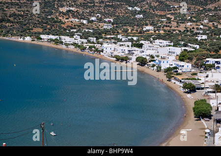 La plage de Platis Gialos et village, l'île de Sifnos, Grèce Banque D'Images