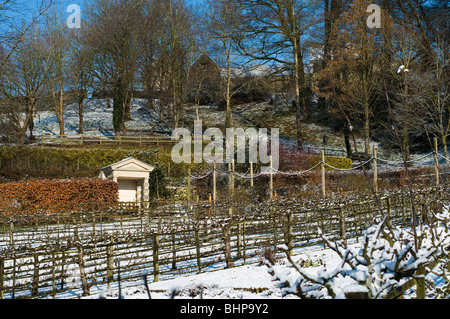 Le Doric siège à Painswick Rococo Garden dans les Cotswolds dans la neige en février Banque D'Images