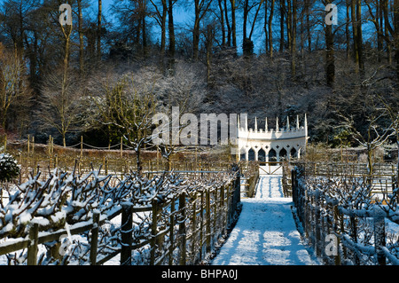 Les arbres fruitiers et l'Espaliered exedra à Painswick Rococo Garden dans les Cotswolds dans la neige en février Banque D'Images