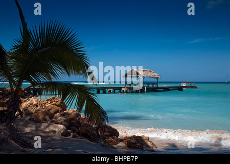 Le toit de chaume jetée à Pigeon Point Heritage Park Tobago contre un ciel bleu et l'aigue-marine mer. Banque D'Images