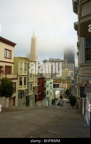 Rue en pente de San Francisco, California USA Banque D'Images