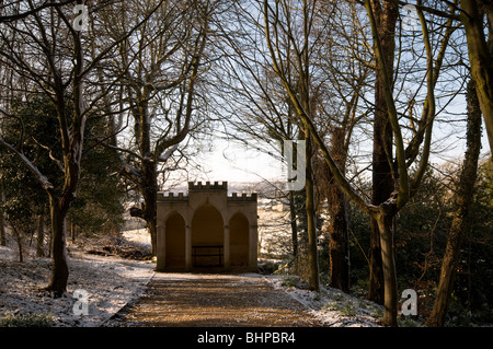 L'Alcôve gothique à Painswick Rococo Gardens dans les Cotswolds dans la neige en février Banque D'Images